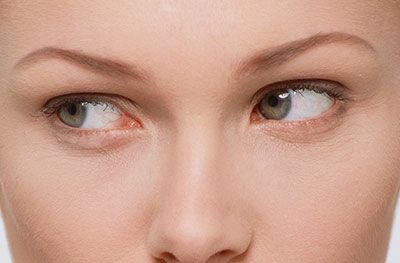 女人眼睛的面相说法：眼睛凹陷的男性多为先天性的沉默者