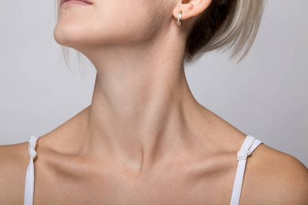 女的颈部有痣代表什么？做工作有贵人相助