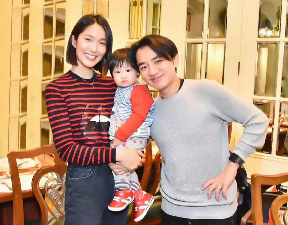 王祖蓝搂妻子和女儿一家人看上去十分温馨幸福