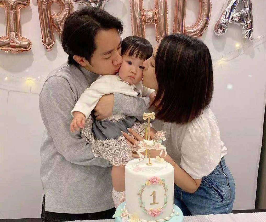王祖蓝搂妻子和女儿一家人看上去十分温馨幸福