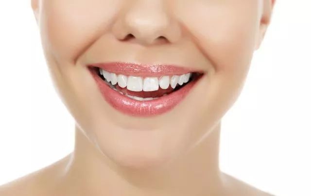 女人牙齿不整齐不但会影响外观的美感！